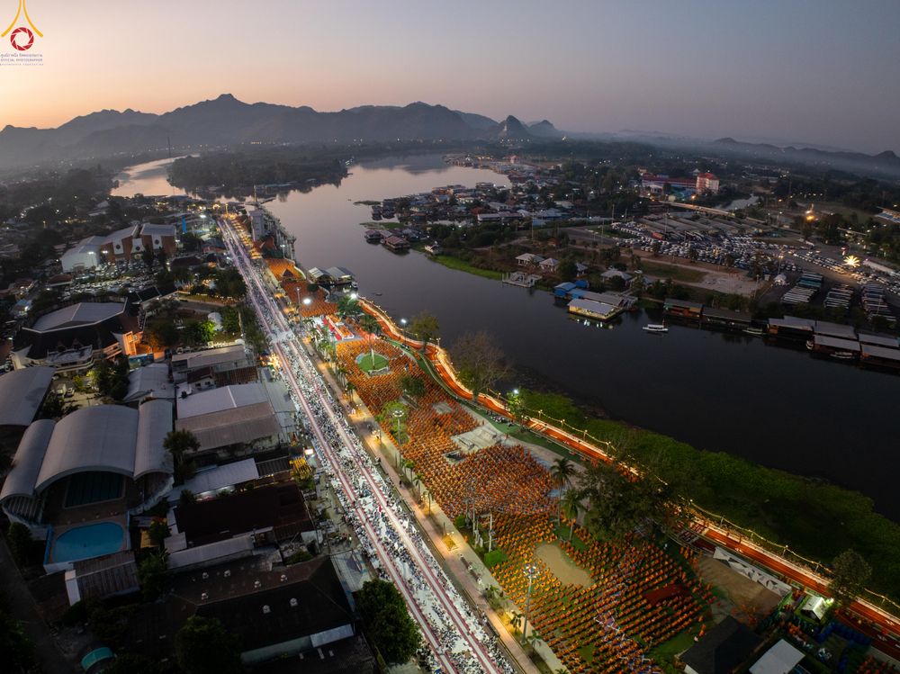 ภาพ No.284118:วันเสาร์ที่ 20 ธันวาคม พ.ศ.2568  พิธีตักบาตรพระ 10,000 รูป เนื่องในโอกาส 194 ปี จังหวัดกาญจนบุรี และอุทิศส่วนกุศลให้แด่บรรพชนทั้งหลาย บริเวณถนนสองแคว (Skywalk) เมืองกาญจนบุรี