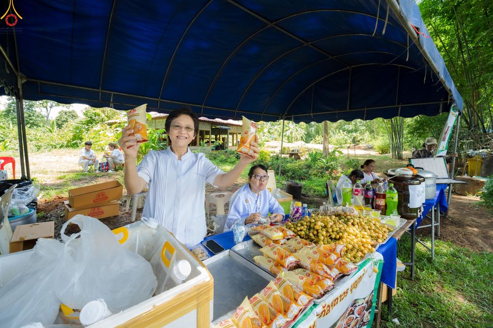 ภาพ No.331641:วันพุธที่ ๓ มิถุนายน พ.ศ.๒๕๖๙ พิธีทอดผ้าป่า ปฏิบัติธรรมกลั่นแผ่นดิน พิธีโปรยรัตนชาติ  และ พิธีตอกเสาเข็ม มงคลต้นแรก สถาปนา "องค์พระเจดีย์เพื่อสร้างสันติภาพโลก"  องค์แรก ครั้งแรกของลำปาง ประตูสู่ภาคเหนือ  ณ ศูนย์ปฏิบัติธรรมเถินเทิดธรรม อ.เถิน จ.ลำปาง