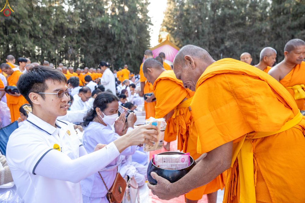 ภาพ No.289436:วันที่ 7 มกราคม พ.ศ. 2569 พิธีตักบาตรพระธรรมยาตรา ณ อนุสรณ์สถานลำดับที่ 1 สถานที่เกิดด้วยรูปกายเนื้อ อนุสรณ์สถานมหาวิหารพระมงคลเทพมุนี (โลตัสแลนด์) อ.สองพี่น้อง จ.สุพรรณบุรี ในโครงการธรรมยาตรา กตัญญูบูชา มหาปูชนียาจารย์ พระมงคลเทพมุนี(สด จนฺทสโร) พระผู้ป