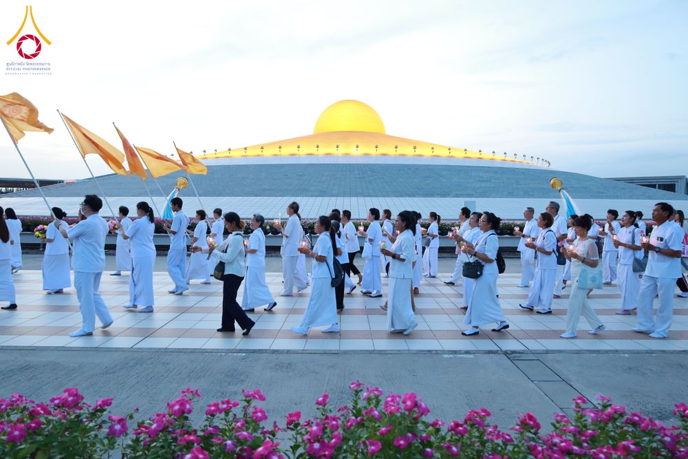 ภาพ No.286710:วันอาสาฬหบูชา วันพฤหัสบดีที่ 10 กรกฏาคม พ.ศ.2568  พิธีเวียนประทักษิณรอบพระมหาธรรมกายเจดีย์ , พิธีฉลองชัยสวดมนต์บทธัมมจักกัปปวัตตนสูตร ครบ 7,520,000,000 จบ ณ มหารัตนวิหารคด วัดพระธรรมกาย