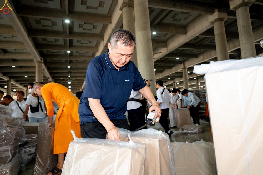 ภาพ No.322237:วันที่ 14 เมษายน พ.ศ.2569 การเตรียมแผ่นรองนั่ง เพื่องานถวายมหาสังฆทาน 40,000 กว่าวัดทั่วประเทศ วันคุ้มครองโลก 22 เมษายน พ.ศ.2569 วัดพระธรรมกาย