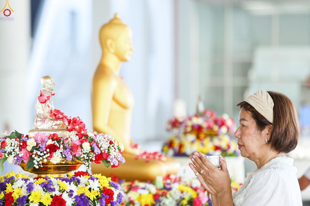 ภาพ No.322261:วันที่ 13 เมษายน พ.ศ.2569 สาธุชนสรงน้ำพระ เนื่องในวันสงกรานต์ ณ หอฉันคุณยายอาจารย์ วัดพระธรรมกาย