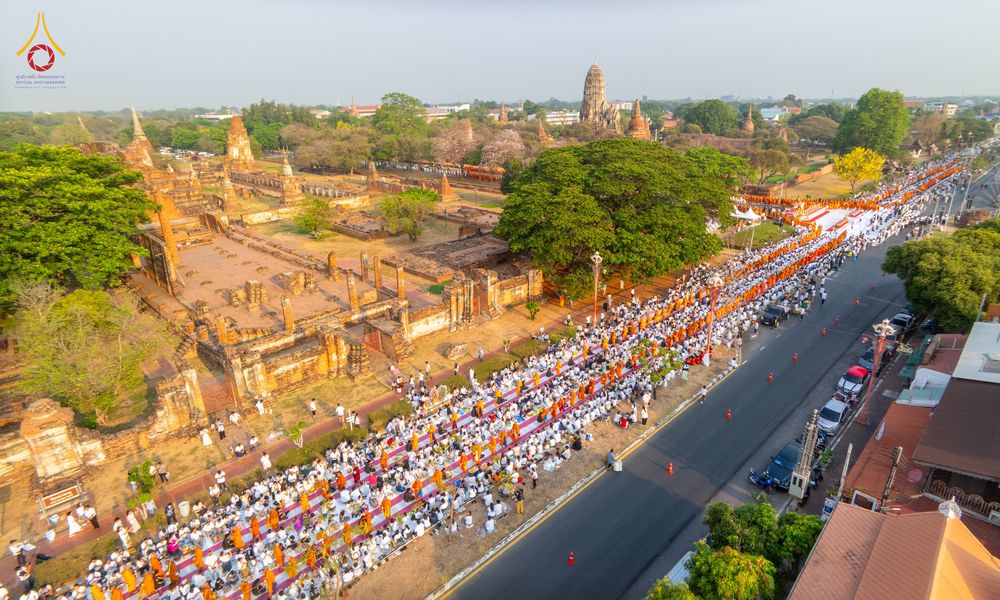 ภาพ No.318101:วันเสาร์ที่ 4 เมษายน พ.ศ. 2569 งานทำบุญเมืองใจกลางอยุธยา  ตักบาตรพระ 1,109 รูป ณ ถนนชีกุน หน้าวัดมหาธาตุ และวัดราชบูรณะ