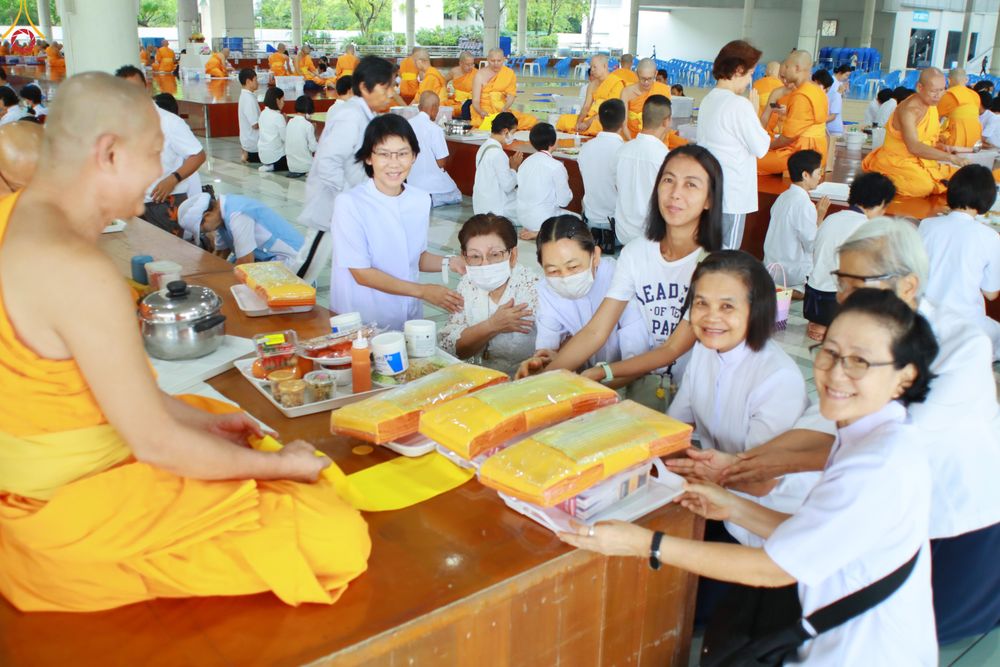 ภาพ No.328770:วันเสาร์ที่ 16 พฤษภาคม พ.ศ.2569 พิธีบุพเปตพลี ครั้งที่ 183 ร่วมอุทิศบุญแด่หมู่ญาติที่ล่วงลับไปแล้ว และสืบทอดอายุพระพุทธศาสนา ณ หอฉันคุณยายอาจารย์ฯ  วัดพระธรรมกาย