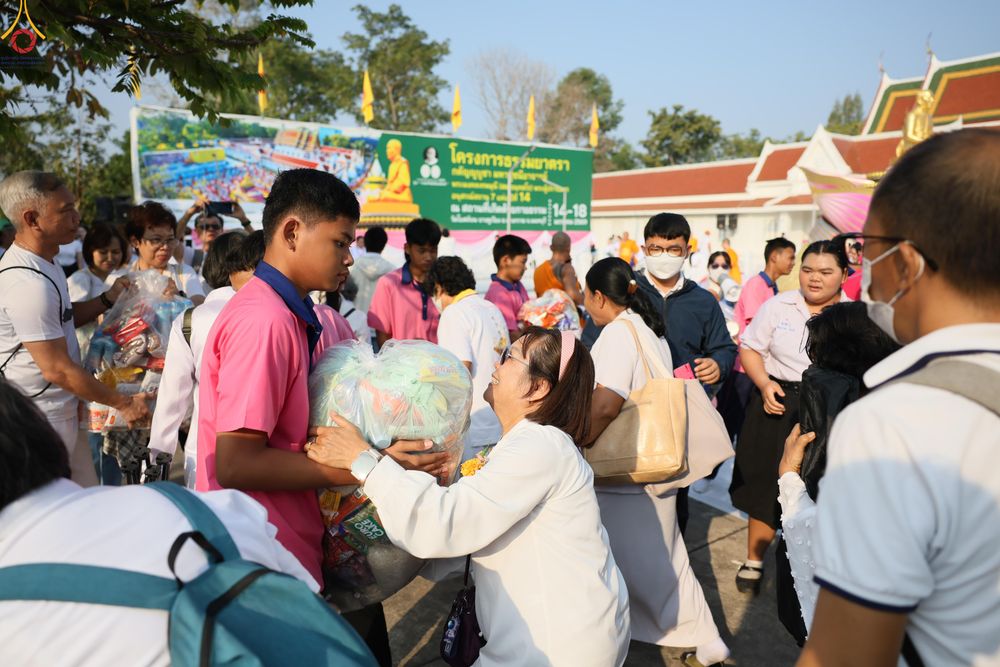 ภาพ No.297747:วันที่ 18 มกราคม พ.ศ. 2569 พิธีตักบาตรพระธรรมยาตรา ณ วัดโบสถ์บน ต.บางคูเวียง จ.นนทบุรี อนุสรณ์สถานลำดับที่ 4 สถานที่เกิดด้วยกายธรรม ในโครงการธรรมยาตรา กตัญญูบูชา มหาปูชนียาจารย์ พระมงคลเทพมุนี(สด จนฺทสโร) พระผู้ปราบมาร อนุสรณ์สถาน 7 แห่ง ปีที่ 14