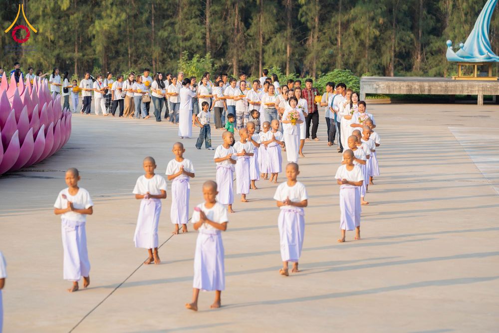 ภาพ No.318636:วันที่ 29 มีนาคม พ.ศ. 2569 พิธีเวียนประทักษิณ มอบผ้าไตร บรรพชาสามเณร  ณ ศูนย์อบรมเยาวชนกาญบุรี