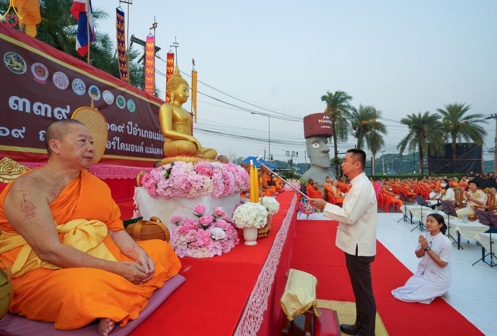 ภาพ No.321009:วันอาทิตย์ที่ 12 เมษายน พ.ศ 2569 พิธีตักบาตรปี๋ใหม่เมืองพระภิกษุสงฆ์ 339 รูป อุทิศถวายพระราชกุศลสมเด็จพระนางเจ้าสิริกิติ์  พระบรมราชินีนาถ พระบรมราชชนนีพันปีหลวง และฉลองเมืองแม่แตงครบรอบ 119 ปี ณ ลานโรงแรมแอร์ไดมอนด์ อำเภอแม่แตง จังหวัดเชียงใหม่