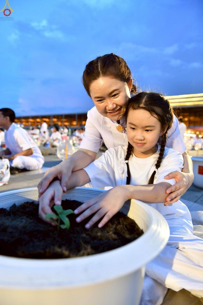 ภาพ No.253057:วันที่ 10 ตุลาคม พ.ศ. 2568 พิธีปลูกต้นทรัพย์บานชื่น ณ ลานธรรม วัดพระธรรมกาย