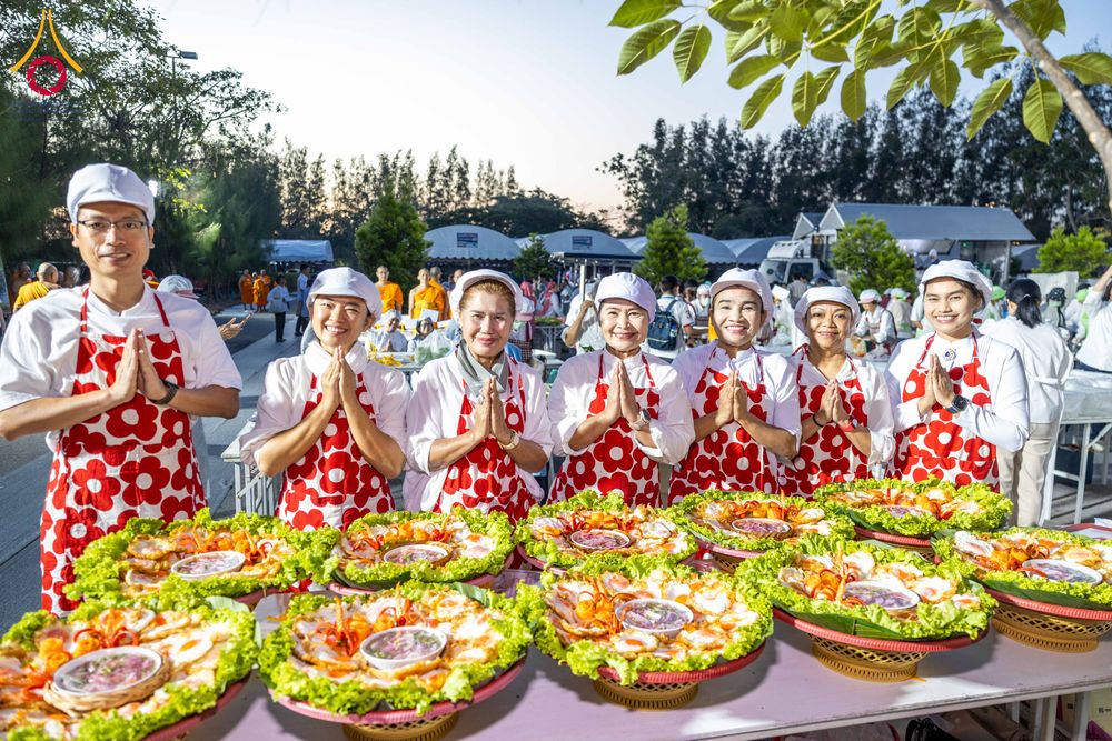 ภาพ No.288045:วันที่ 4 มกราคม พ.ศ. 2569 พิธีถวายภัตตาหารเป็นสังฆทาน แด่พระธรรมยาตรา ในโครงการธรรมยาตรา กตัญญูบูชา มหาปูชนียาจารย์ พระมงคลเทพมุนี(สด จนฺทสโร) พระผู้ปราบมาร อนุสรณ์สถาน 7 แห่ง ปีที่ 14 ณ อนุสรณ์สถานมหาวิหารพระมงคลเทพมุนี (โลตัสแลนด์) อ.สองพี่น้อง จ.สุพรร