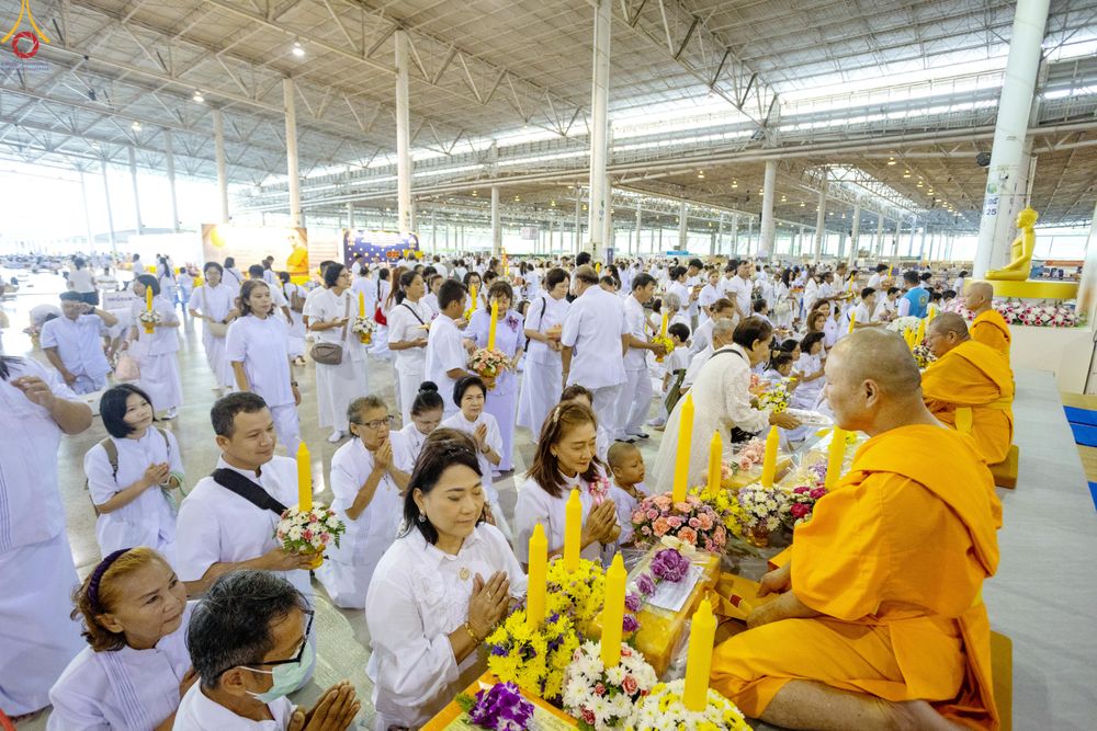 ภาพ No.337772:วันอาทิตย์ต้นเดือน 5 กรกฎาคม พ.ศ.2569 พิธีตักบาตรข้าวสารอาหารแห้ง  ณ บ้านแก้วเรือนทองคุณยายฯ วัดพระธรรมกาย