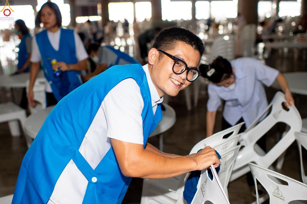 ภาพ No.322306:วันที่ 15 เมษายน พ.ศ.2569 การเตรียมงาน เช็ดโต๊ะ เก้าอี้ ปูผ้าโต๊ะฉัน เพื่องานถวายมหาสังฆทาน 40,000 กว่าวัดทั่วประเทศ วันคุ้มครองโลก 22 เมษายน พ.ศ.2569 วัดพระธรรมกาย