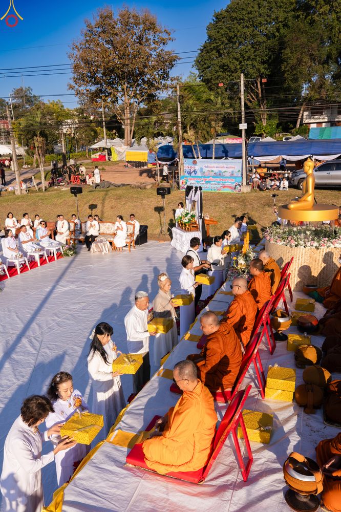 ภาพ No.281387:วันเสาร์ที่ 27 ธันวาคม พ.ศ.2568 พิธีตักบาตรพระ ๑,๐๐๐ รูป   เพื่อความเป็นสิริมงคลแก่ชีวิตและแผ่นดินไทย  มหากุศลครั้งยิ่งใหญ่แห่งปี ส่งท้ายปีเก่า ต้อนรับปีใหม่  ณ ถนนหน้าที่ว่าการอำเภอภูเรือ จังหวัดเลย