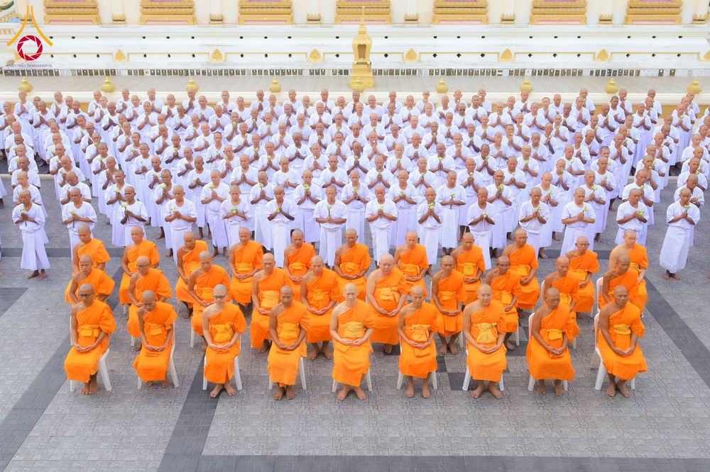 ภาพ No.278515:วันอาทิตย์ที่ 14 ธันวาคม พ.ศ.2568  พิธีเวียนประทักษิณ พิธีวันทาสีมาพระประธาน โครงการบวชบูชาธรรมมหาปูชนียาจารย์ ของศูนย์ปฏิบัติธรรมบุรีรัมย์ ณ วัดกลาง พระอารามหลวง จังหวัดบุรีรัมย์