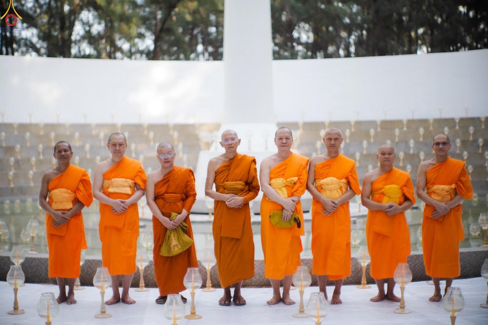 ภาพ No.289998:วันที่ 6 มกราคม พ.ศ. 2569 พิธีจุดประทีปถวายเป็นพุทธบูชา และบูชาธรรมมหาปูชนียาจารย์ (ภาพชุดที่ 2) ณ อนุสรณ์สถานมหาวิหารพระมงคลเทพมุนี (โลตัสแลนด์) อ.สองพี่น้อง จ.สุพรรณบุรี ในโครงการธรรมยาตรา กตัญญูบูชา มหาปูชนียาจารย์ พระมงคลเทพมุนี(สด จนฺทสโร) พระผู้ปรา