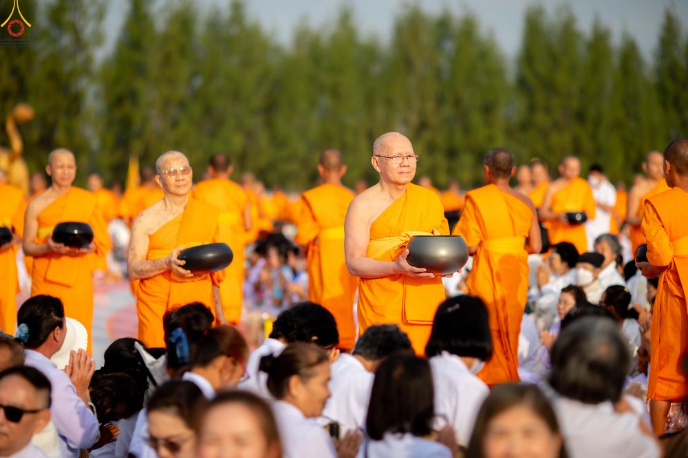 ภาพ No.302627:วันที่ 24 มกราคม พ.ศ. 2569 พิธีตักบาตรพระธรรมยาตรา(ภาพชุดที่ 2) ณ อนุสรณ์สถานลำดับที่ 5 สถานที่เผยแผ่วิชชาธรรมกายครั้งแรก อนุสรณ์สถานบางปลา วัดบางปลา อำเภอบางเลน จังหวัดนครปฐม ในโครงการธรรมยาตรา กตัญญูบูชา มหาปูชนียาจารย์ พระมงคลเทพมุนี(สด จนฺทสโร) พระผู