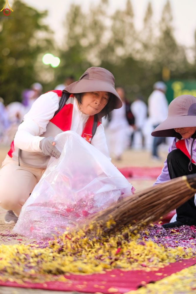 ภาพ No.301619:ภาพเบื้องหลังอาสาสมัครรวมใจ ชุดที่ 4 ในโครงการธรรมยาตรา กตัญญูบูชา มหาปูชนียาจารย์ พระมงคลเทพมุนี(สด จนฺทสโร) พระผู้ปราบมาร อนุสรณ์สถาน 7 แห่ง ปีที่ 14