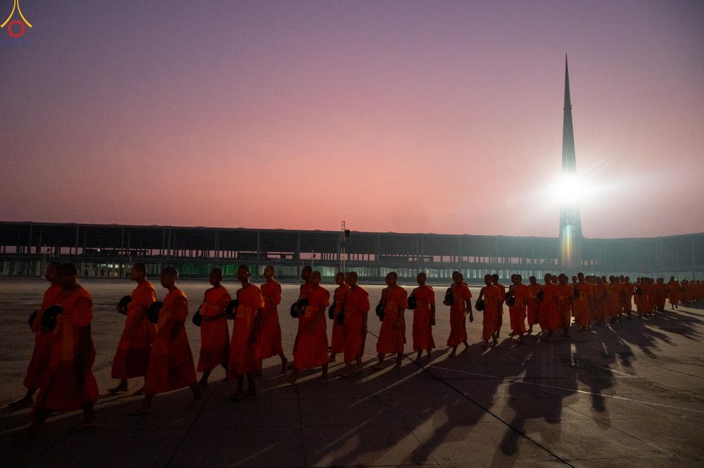 ภาพ No.279679:วันที่ 1 มกราคม พ.ศ.2569 พิธีตักบาตรในวันขึ้นปีใหม่ ณ ลานธรรม วัดพระธรรมกาย