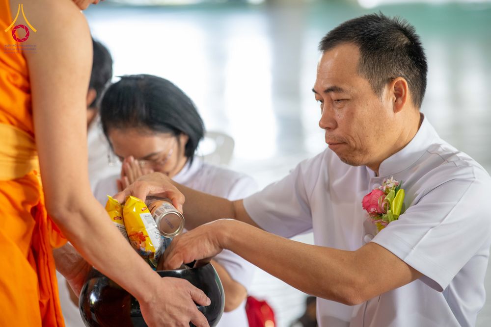 ภาพ No.340003:วันอาทิตย์ที่ 19 กรกฎาคม พ.ศ.2569 พิธีตักบาตรโครงการบรรพชาสามเณรนานาชาติ รุ่นที่ 15 ณ มหารัตนวิหารคด 6 วัดพระธรรมกาย