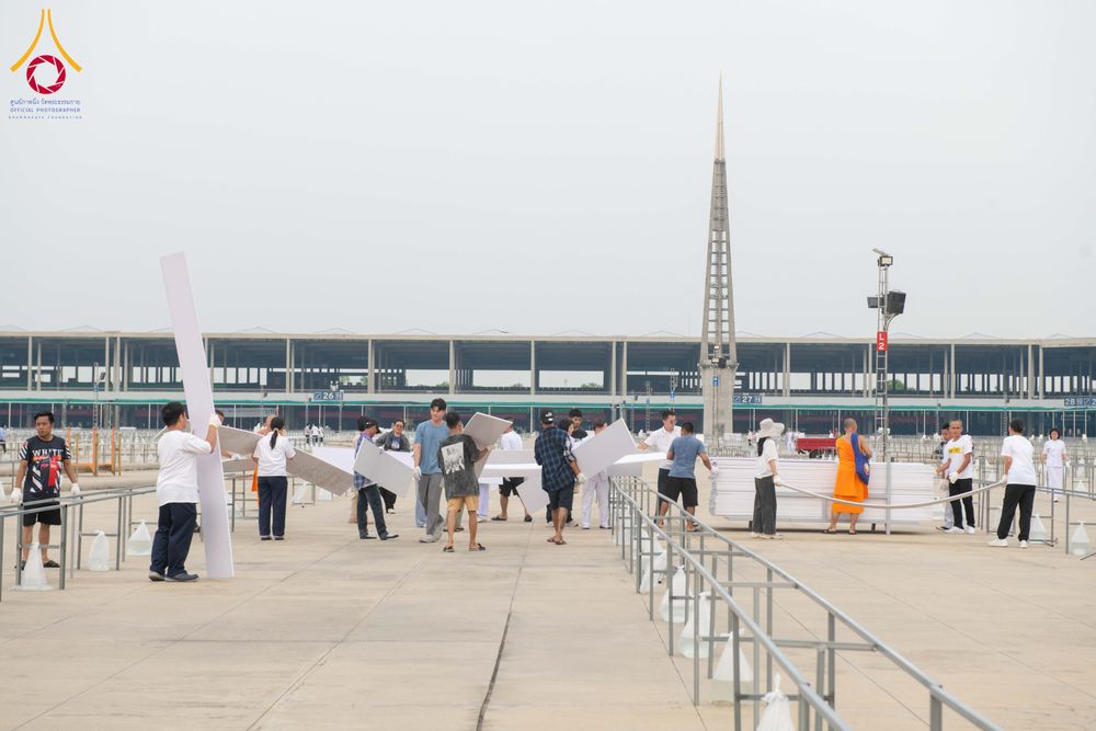 ภาพ No.326339:วันที่ 26 -27 เมษาบน พ.ศ.2569 การเก็บงานแผ่นหน้าโต๊ะที่ลานธรรม งานถวายมหาสังฆทาน 40,000 กว่าวัดทั่วประเทศ ณ ลานธรรม วัดพระธรรมกาย