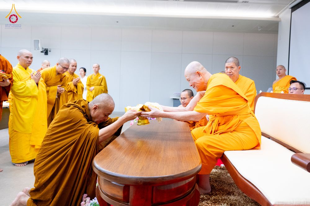 ภาพ No.324802:วันอังคารที่ 21 เมษายน พ.ศ.2569  หลวงพ่อทัตตชีโว รองเจ้าอาวาสวัดพระธรรมกาย ถวายการต้อนรับและปฏิสันถารคณะสงฆ์จากประเทศเวียดนาม