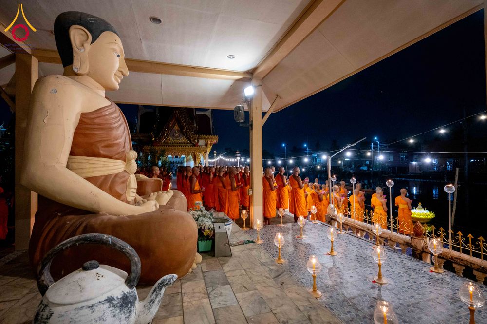 ภาพ No.297443:วันที่ 16 มกราคม พ.ศ. 2569 พิธีลอยประทีปธรรมถวายเป็นพุทธบูชา และบูชาธรรมมหาปูชนียาจารย์  ณ วัดโบสถ์บน ต.บางคูเวียง จ.นนทบุรี อนุสรณ์สถานลำดับที่ 4 สถานที่เกิดด้วยกายธรรม ในโครงการธรรมยาตรา กตัญญูบูชา มหาปูชนียาจารย์ พระมงคลเทพมุนี(สด จนฺทสโร) พระผู้ปราบม