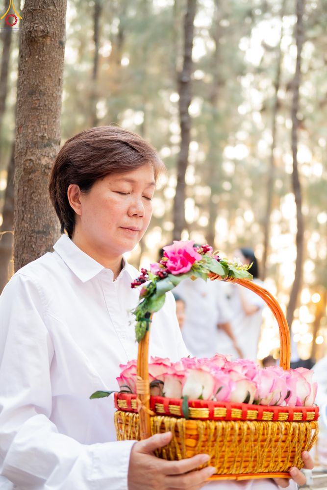 ภาพ No.290029:วันที่ 6 มกราคม พ.ศ. 2569 พิธีจุดประทีปถวายเป็นพุทธบูชา และบูชาธรรมมหาปูชนียาจารย์ (ภาพชุดที่ 2) ณ อนุสรณ์สถานมหาวิหารพระมงคลเทพมุนี (โลตัสแลนด์) อ.สองพี่น้อง จ.สุพรรณบุรี ในโครงการธรรมยาตรา กตัญญูบูชา มหาปูชนียาจารย์ พระมงคลเทพมุนี(สด จนฺทสโร) พระผู้ปรา