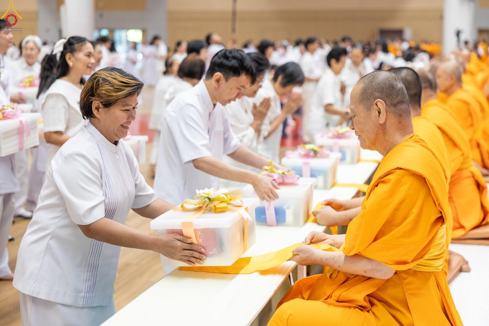 ภาพ No.280600:วันที่ 28 ธันวาคม พ.ศ.2568 พิธีถวายอุปกรณ์ทำความสะอาด ณ ห้องแก้วสารพัดนึก วัดพระธรรมกาย