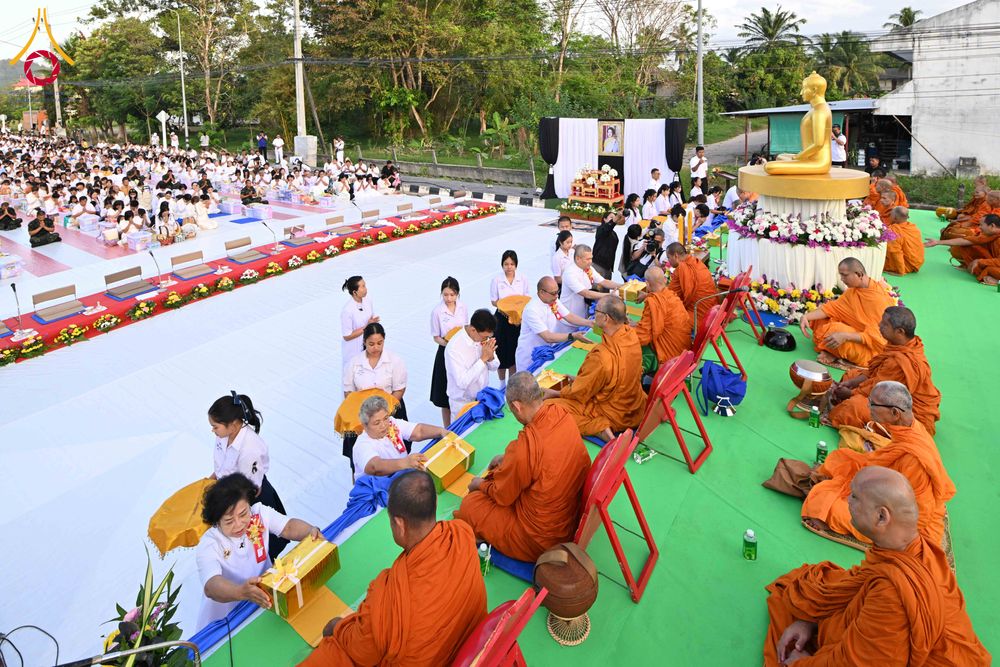 ภาพ No.281518:วันอาทิตย์ที่ 28 ธันวาคม พ.ศ.2568 ตักบาตรพระ 1000 รูป ปีที่ 1 ทำบุญเมืองสตูลส่งท้ายปี ณ หน้าโรงเรียนสตูลวิทยา จ.สตูล