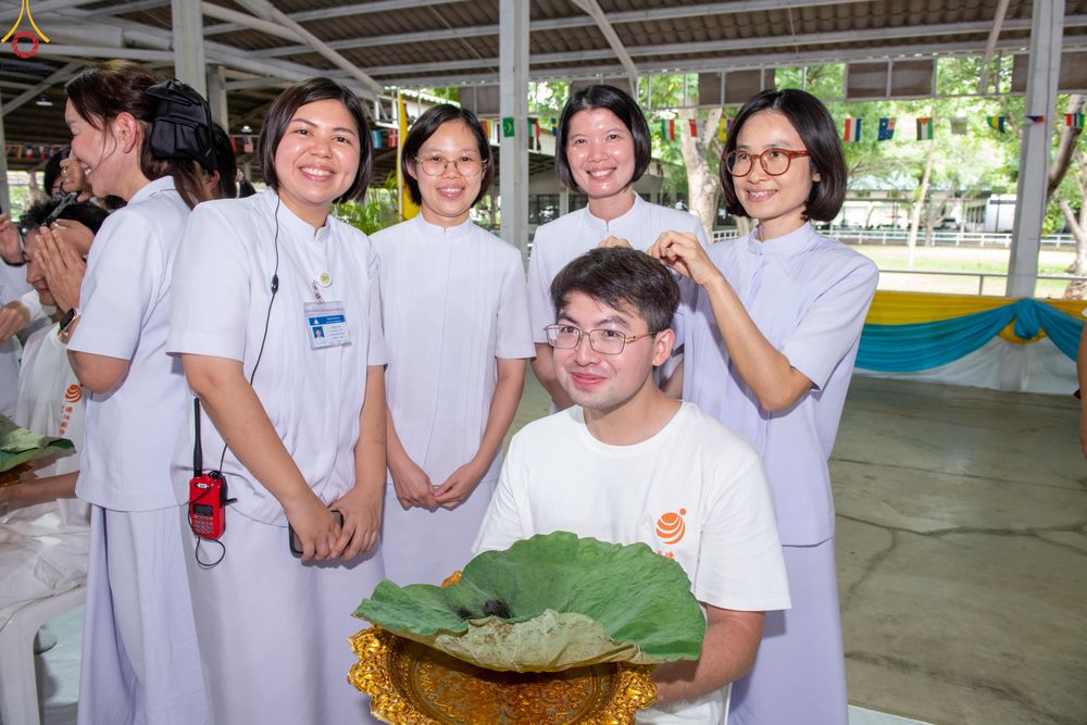 ภาพ No.338282:วันอาทิตย์ที่ 5 กรกฎาคม พศ.2569 พิธีตัดปอยผมธรรมทายาทนานาชาติ IDOP รุ่นที่ 21 จากประเทศจีน มาเลเซีย สิงคโปร์ และไต้หวัน ณ โถงช้าง วัดพระธรรมกาย