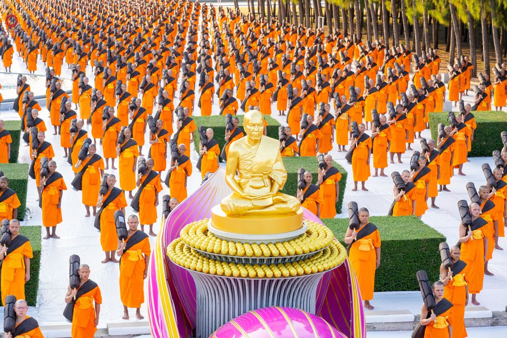 ภาพ No.281638:วันที่ 24 ธันวาคม พ.ศ.2568 พระธรรมยาตรา ปฏิบัติธรรม และถ่ายภาพหมู่ประวัติศาสตร์ ณ ลานหน้ามหาวิหารพระมงคลเทพมุนีฯ วัดพระธรรมกาย