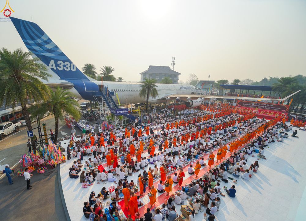 ภาพ No.321051:วันอาทิตย์ที่ ๑๒ เมษายน พ.ศ ๒๕๖๙ พิธีตักบาตรปี๋ใหม่เมืองพระภิกษุสงฆ์ ๓๓๙ รูป  อุทิศถวายพระราชกุศลสมเด็จพระนางสิริกิติ์  พระบรมราชินีนาถ พระบรมราชชนนีพันปีหลวง และฉลองเมืองแม่แตงครบรอบ ๑๑๙ ปี ณ ลานโรงแรมแอร์ไดมอนด์ อำเภอแม่แตง จังหวัดเชียงใหม่