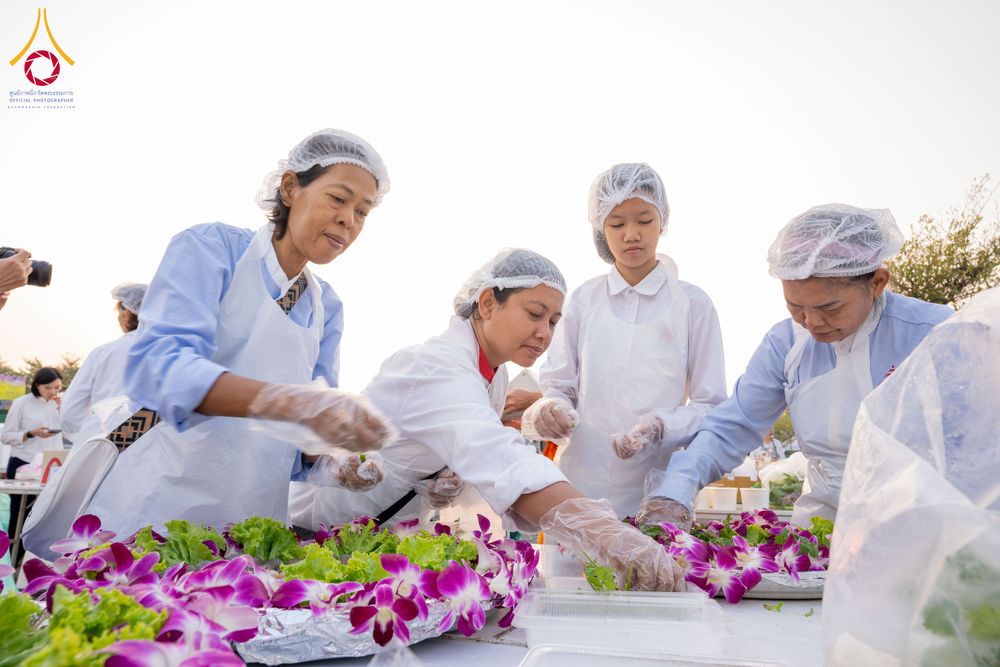 ภาพ No.295484:วันที่ 16 มกราคม พ.ศ. 2569 พิธีถวายภัตตาหารเป็นสังฆทาน แด่พระธรรมยาตรา ณ วัดโบสถ์บน ต.บางคูเวียง จ.นนทบุรี อนุสรณ์สถานลำดับที่ 4 สถานที่เกิดด้วยกายธรรม ในโครงการธรรมยาตรา กตัญญูบูชา มหาปูชนียาจารย์ พระมงคลเทพมุนี(สด จนฺทสโร) พระผู้ปราบมาร อนุสรณ์สถาน 7 แ