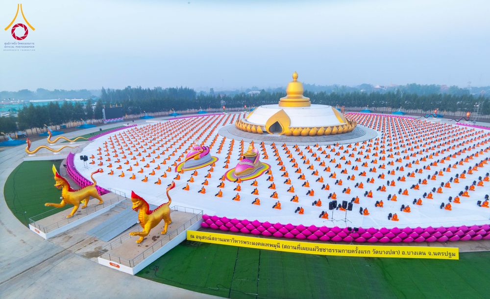 ภาพ No.299785:วันที่ 19 มกราคม พ.ศ.2569 พระธรรมยาตราปฏิบัติธรรมและถ่ายภาพหมู่ประวัติศาสตร์ ณ อนุสรณ์สถานลำดับที่ 5 สถานที่เผยแผ่วิชชาธรรมกายครั้งแรก  อนุสรณ์สถานบางปลาวัดบางปลา อ.บางเลน จ.นครปฐม ในโครงการธรรมยาตรา กตัญญูบูชา มหาปูชนียาจารย์ พระมงคลเทพมุนี(สด จนฺทสโร) 