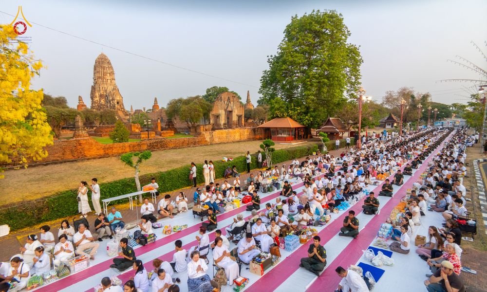 ภาพ No.318063:วันเสาร์ที่ 4 เมษายน พ.ศ. 2569 งานทำบุญเมืองใจกลางอยุธยา  ตักบาตรพระ 1,109 รูป ณ ถนนชีกุน หน้าวัดมหาธาตุ และวัดราชบูรณะ