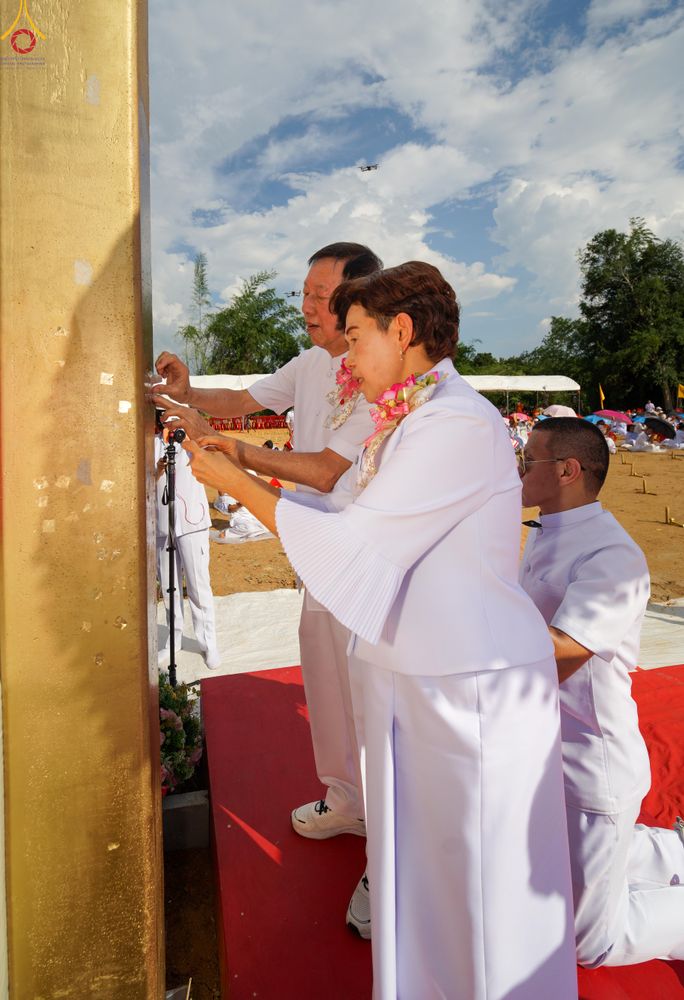 ภาพ No.331683:วันพุธที่ ๓ มิถุนายน พ.ศ.๒๕๖๙ พิธีทอดผ้าป่า ปฏิบัติธรรมกลั่นแผ่นดิน พิธีโปรยรัตนชาติ  และ พิธีตอกเสาเข็ม มงคลต้นแรก สถาปนา "องค์พระเจดีย์เพื่อสร้างสันติภาพโลก"  องค์แรก ครั้งแรกของลำปาง ประตูสู่ภาคเหนือ  ณ ศูนย์ปฏิบัติธรรมเถินเทิดธรรม อ.เถิน จ.ลำปาง