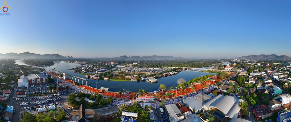 ภาพ No.284160:วันเสาร์ที่ 20 ธันวาคม พ.ศ.2568  พิธีตักบาตรพระ 10,000 รูป เนื่องในโอกาส 194 ปี จังหวัดกาญจนบุรี และอุทิศส่วนกุศลให้แด่บรรพชนทั้งหลาย บริเวณถนนสองแคว (Skywalk) เมืองกาญจนบุรี