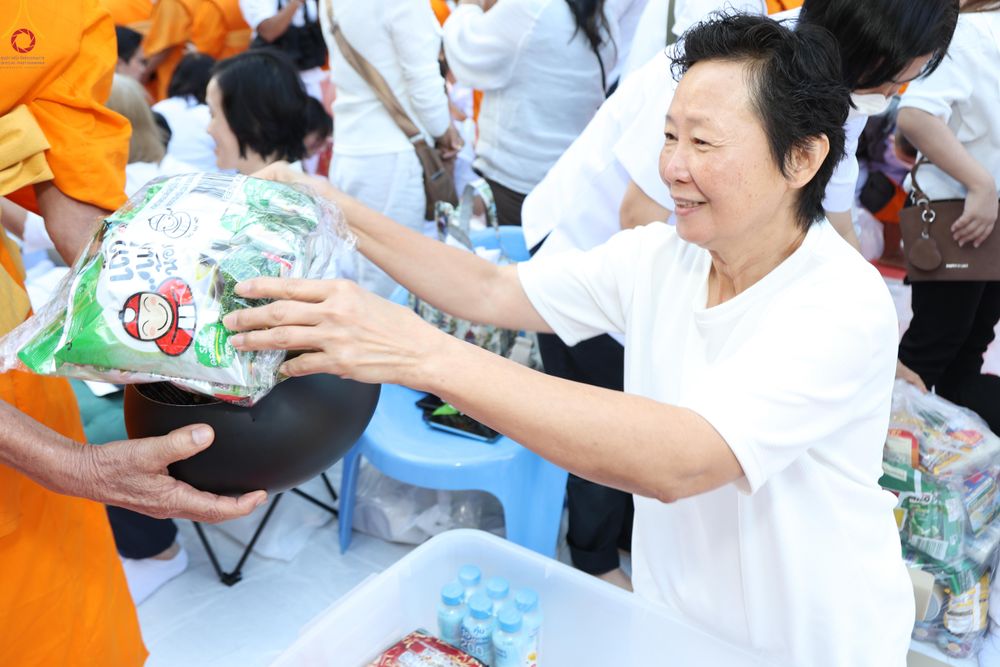 ภาพ No.289395:วันที่ 7 มกราคม พ.ศ. 2569 พิธีตักบาตรพระธรรมยาตรา ณ อนุสรณ์สถานลำดับที่ 1 สถานที่เกิดด้วยรูปกายเนื้อ อนุสรณ์สถานมหาวิหารพระมงคลเทพมุนี (โลตัสแลนด์) อ.สองพี่น้อง จ.สุพรรณบุรี ในโครงการธรรมยาตรา กตัญญูบูชา มหาปูชนียาจารย์ พระมงคลเทพมุนี(สด จนฺทสโร) พระผู้ป