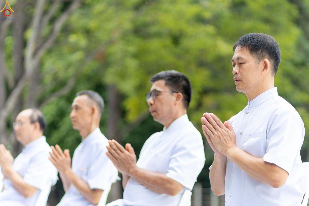 ภาพ No.330514:วันที่ 30 พฤษภาคม พ.ศ.2569 พิธีตัดปอยผมและปลงผม อุบาสกอุปสมบทอุทิศชีวิต 11 ท่าน (ภาพชุดที่ 2) ณ โบสถ์พระไตรปิฎก วัดพระธรรมกาย จังหวัดปทุมธานี
