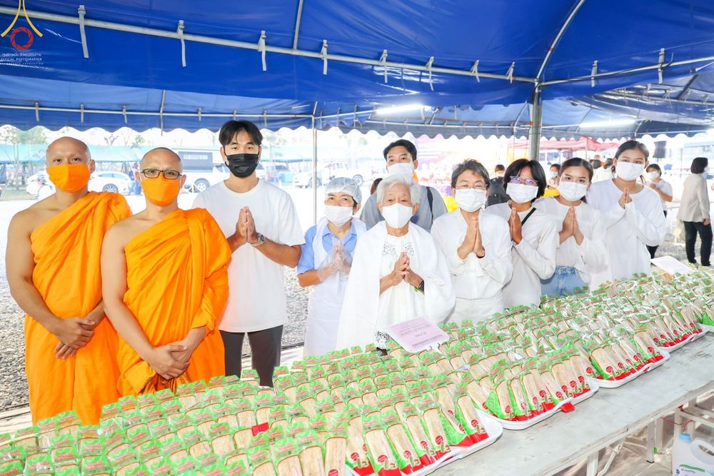 ภาพ No.74006:พิธีถวายภัตตาหารเป็นสังฆทาน แด่คณะพระธรรมยาตราฯ ในโครงการธรรมยาตรากตัญญูบูชา มหาปูชนียาจารย์ พระมงคลเทพมุนี(สด จนฺทสโร) พระผู้ปราบมาร อนุสรณ์สถาน 7 แห่ง ปีที่ 11 วันที่ 24 มกราคม พ.ศ. 2566