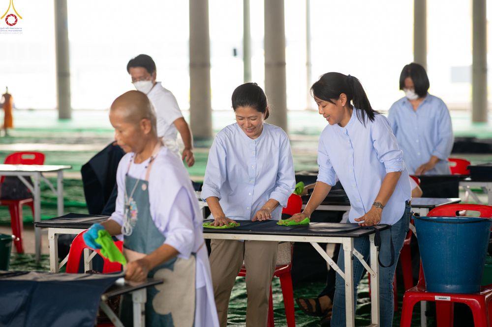 ภาพ No.322386:วันที่ 16 เมษายน พ.ศ.2569 การจัดเตรียมเบาะรองนอน เช็ดทำความสะอาด  เพื่องานถวายมหาสังฆทาน 40,000 กว่าวัดทั่วประเทศ วันคุ้มครองโลก 22 เมษายน พ.ศ.2569 วัดพระธรรมกาย