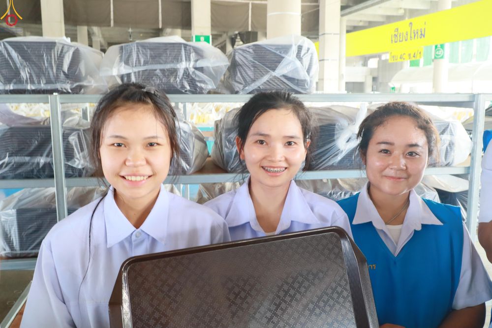 ภาพ No.322983:วันที่ 17-19 เมษายน พ.ศ.2569 การปูผ้ากระสอบขาว , เตรียมจุดฉัน , เตรียมจุดพักค้าง เพื่องานถวายมหาสังฆทาน 40,000 กว่าวัดทั่วประเทศ วันคุ้มครองโลก 22 เมษายน พ.ศ.2569 วัดพระธรรมกาย