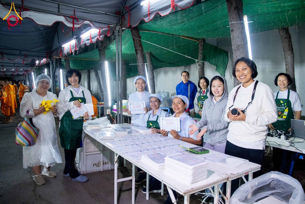 ภาพ No.288187:วันที่ 5 มกราคม พ.ศ. 2569 พิธีถวายภัตตาหารเป็นสังฆทาน แด่พระธรรมยาตรา ในโครงการธรรมยาตรา กตัญญูบูชา มหาปูชนียาจารย์ พระมงคลเทพมุนี(สด จนฺทสโร) พระผู้ปราบมาร อนุสรณ์สถาน 7 แห่ง ปีที่ 14 ณ อนุสรณ์สถานมหาวิหารพระมงคลเทพมุนี (โลตัสแลนด์) อ.สองพี่น้อง จ.สุพรร