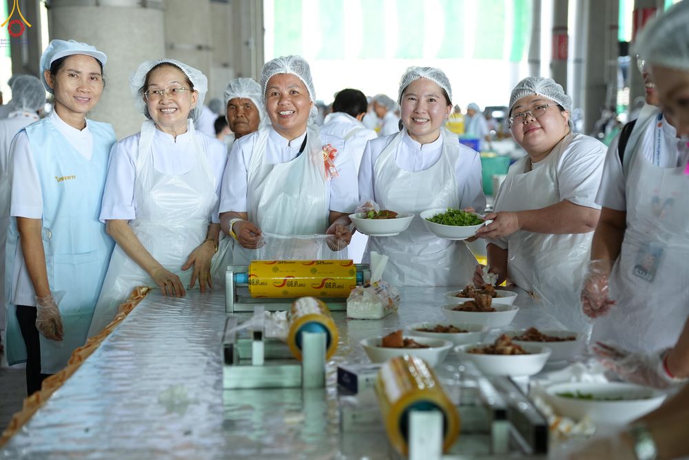 ภาพ No.325785:วันที่ 22 เมษายน พ.ศ.2569(วันคุ้มครองโลก) งานถวายมหาสังฆทาน 40,000 กว่าวัดทั่วประเทศ เจ้าหน้าที่ สาธุชน ร่วมใจจัดเตรียมภัตตาหารเพล (ชุด 2)