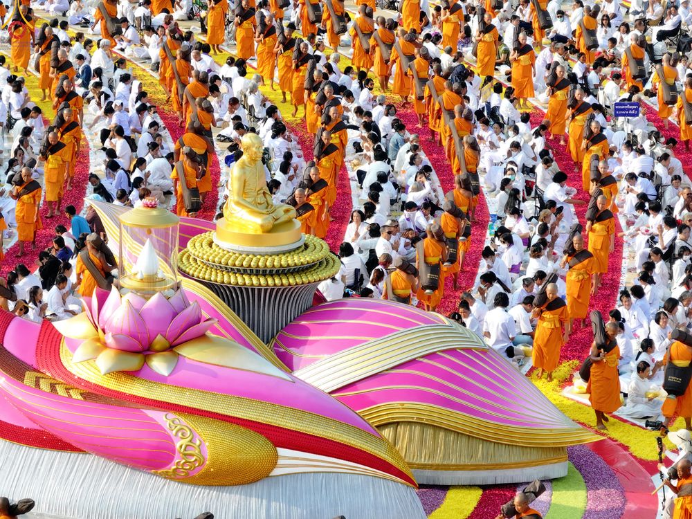 ภาพ No.299617:วันที่ 18 มกราคม พ.ศ. 2569 พิธีต้อนรับพระธรรมยาตรา (ภาพชุดที่ 2) ณ อนุสรณ์สถานลำดับที่ 5  สถานที่เผยแผ่วิชชาธรรมกายครั้งแรก อนุสรณ์สถานบางปลา วัดบางปลา อำเภอบางเลน จังหวัดนครปฐม ในโครงการธรรมยาตรา กตัญญูบูชา มหาปูชนียาจารย์ พระมงคลเทพมุนี(สด จนฺทสโร) พระ