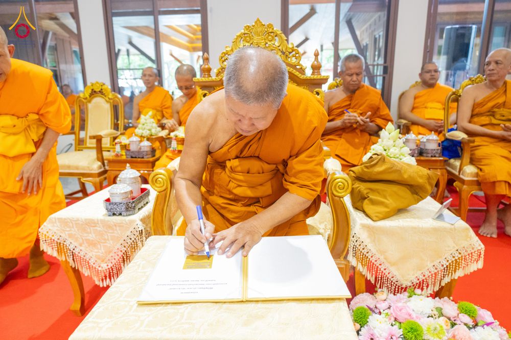 ภาพ No.336224:วันจันทร์ที่ 22 มิถุนายน พ.ศ.2569 พิธีอัญเชิญพระธรรมกาย และบรรจุพระบรมสารีริกธาตุ  ภายในเกศดอกบัวตูม องค์พระประธาน ณ อาคารสมปรารถนา วัดกลางธนรินทร์ ต.บ้านแป้ง อ.พรหมบุรี จ.สิงห์บุรี