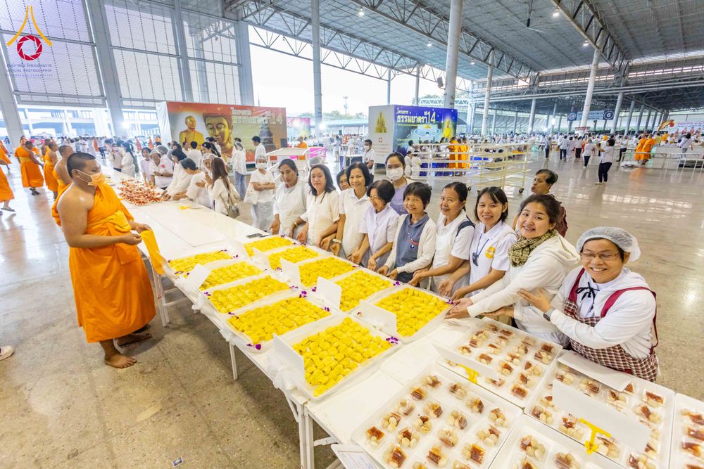 ภาพ No.303516:วันที่ 27 มกราคม พ.ศ. 2569 พิธีถวายภัตตาหารเป็นสังฆทาน แด่พระธรรมยาตรา ณ วัดพระธรรมกาย  จังหวัดปทุมธานี ในโครงการธรรมยาตรา กตัญญูบูชา มหาปูชนียาจารย์ พระมงคลเทพมุนี(สด จนฺทสโร) พระผู้ปราบมาร อนุสรณ์สถาน 7 แห่ง ปีที่ 14