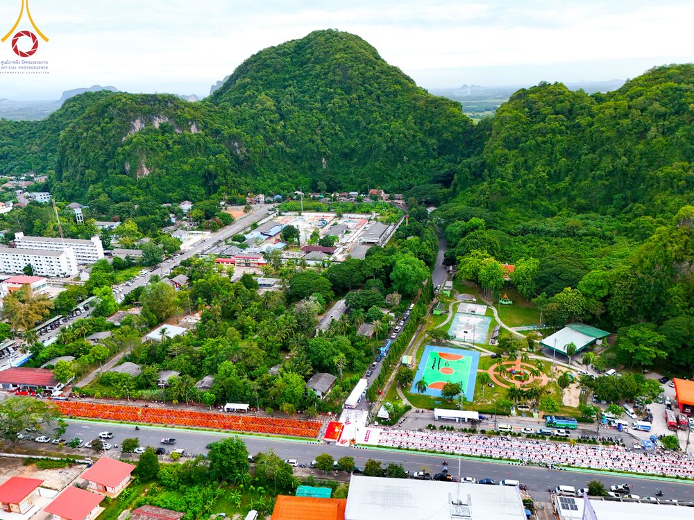 ภาพ No.341178:วันที่ 27 กรกฎาคม พ.ศ. 2569 พิธีตักบาตรพระ 1,000 รูป เมืองพัทลุง  ณ ถนนราเมศวร์ อ.เมือง จ.พัทลุง