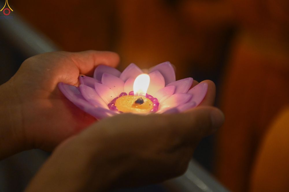 ภาพ No.301367:วันที่ 22 มกราคม พ.ศ. 2569 พิธีลอยประทีปธรรมถวายเป็นพุทธบูชา และบูชาธรรมมหาปูชนียาจารย์  ณ อนุสรณ์สถานลำดับที่ 5 สถานที่เผยแผ่วิชชาธรรมกายครั้งแรก อนุสรณ์สถานบางปลา วัดบางปลา อำเภอบางเลน จังหวัดนครปฐม ในโครงการธรรมยาตรา กตัญญูบูชา มหาปูชนียาจารย์ พระมงคล