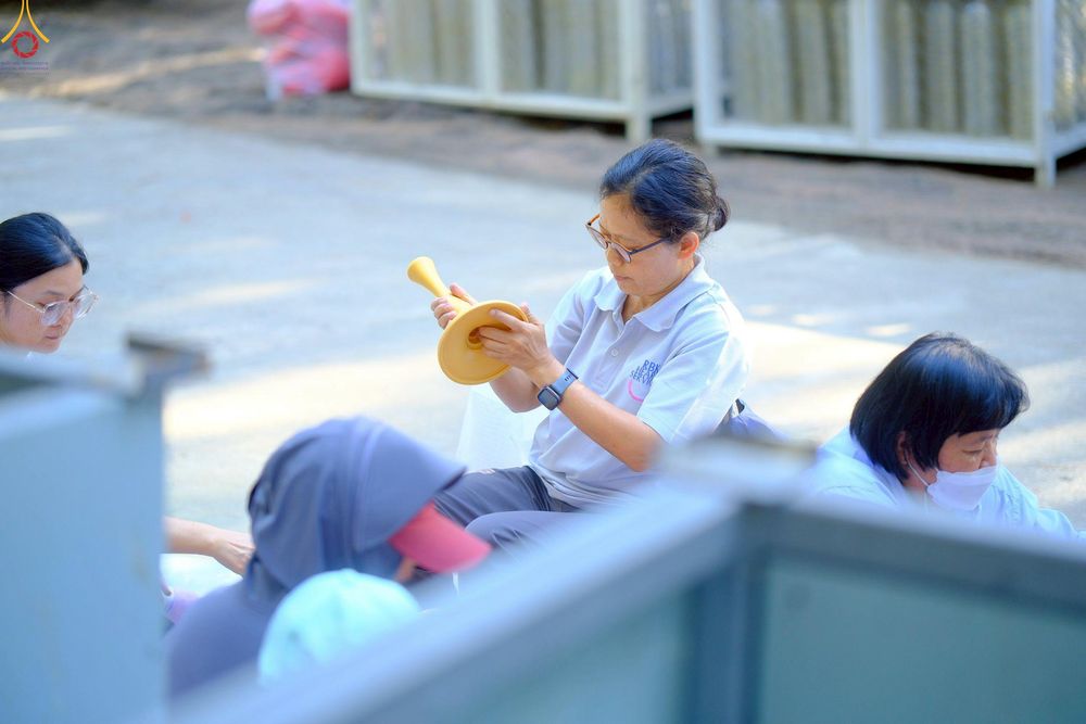 ภาพ No.296169:ภาพเบื้องหลังอาสาสมัครรวมใจ ชุดที่ 2 ในโครงการธรรมยาตรา กตัญญูบูชา มหาปูชนียาจารย์ พระมงคลเทพมุนี(สด จนฺทสโร) พระผู้ปราบมาร อนุสรณ์สถาน 7 แห่ง ปีที่ 14