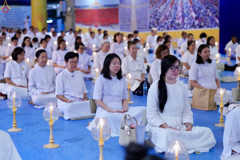 ภาพ No.331075:วันวิสาขบูชา อาทิตย์ที่ 31 พฤษภาคม พ.ศ.2569 พิธีจุดวิสาขประทีป , พิธีเวียนประทักษิณ  รอบพระมหาธรรมกายเจดีย์  และพิธีฉลองชัยสวดมนต์บทธัมมจักกัปปวัตนสูตร  ครบ 8,415,000,000 จบ ณ วัดพระธรรมกาย